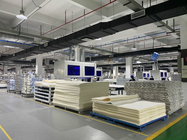 慕思公司的床垫自动化生产车间 何乐舒/摄