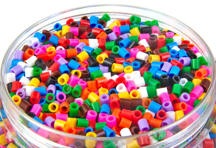 新研究：色彩鲜艳的塑料制品形成微塑料速度更快